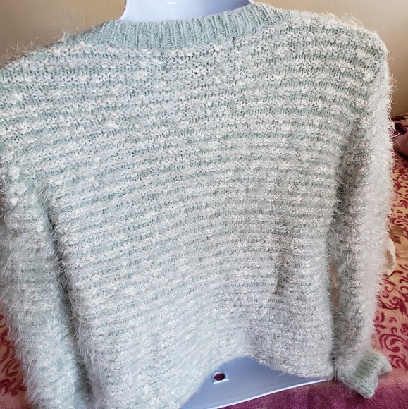 Fuzzy sweater - Picture 3 of 4